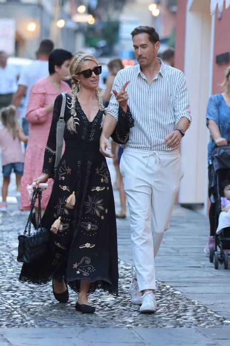 Paris Hilton – With Carter Reum on a stroll on holiday in Portofino