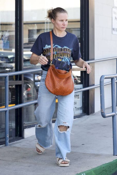 Kristen Bell – Is seen at local pharmacy store in Los Feliz