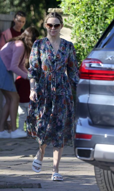 Kate Hudson – Wears a flower dress while out in Los Angeles