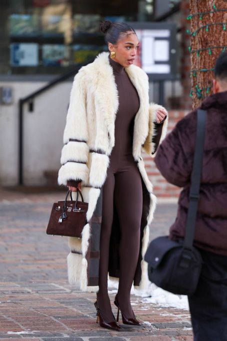 Lori Harvey Looks Gorgeous As She Heads To Revolve With Her Mom Marjorie In Aspen Famousfix