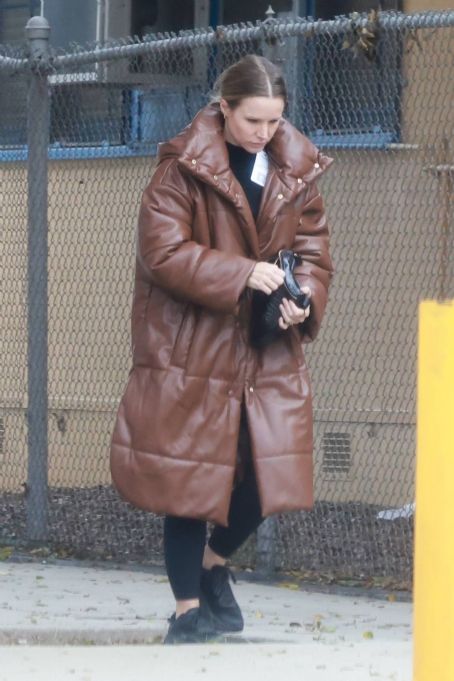 Kristen Bell – Seen in a puffer coat in Los Angeles