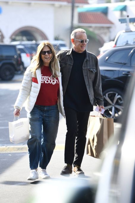 Rita Wilson – Shopping at Brentwood Country Mart