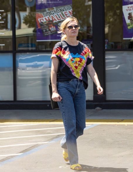 Kirsten Dunst – Stops for lunch at Joan’s on Third in Los Angeles
