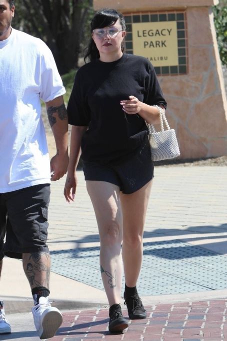 Amanda Bynes – Steps out for a walk in Los Angeles