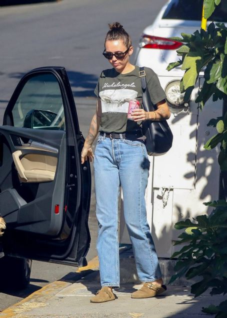 Miley Cyrus – Shopping candids in Highland Park - FamousFix