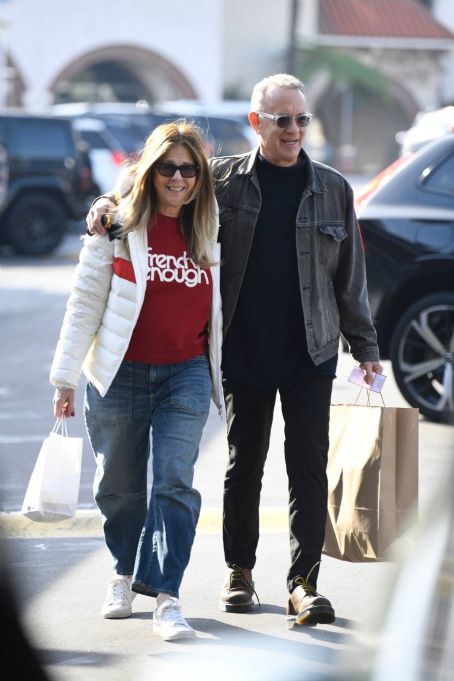 Rita Wilson – Shopping at Brentwood Country Mart
